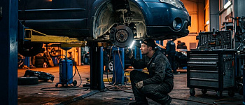 При повороте руля слышны щелчки: причины и способы устранения